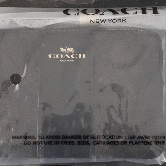 COACH - Corner Zip Wristlet in Signature Canvas - Picture 3 of 3